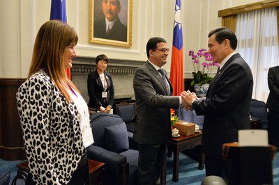 Präsident empfängt diplomatischen Besuch aus Paraguay