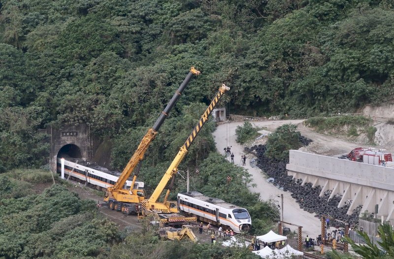 Räumarbeiten an der Unglücksstelle: Die Waggons, des verunglückten Zuges, die sich außerhalb des Tunnels befinden, werden zum Abtransport vorbereitet. (Foto: CNA)