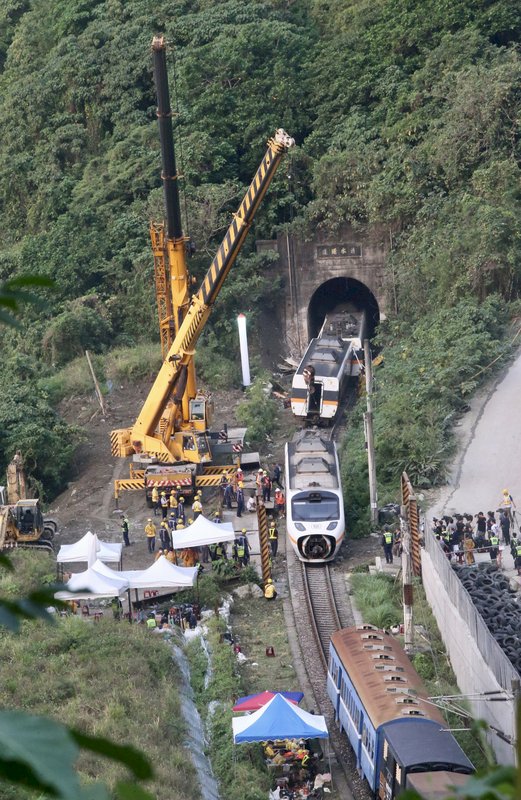 Räumarbeiten an der Unglücksstelle: Die Waggons, des verunglückten Zuges, die sich außerhalb des Tunnels befinden, werden zum Abtransport vorbereitet. (Foto: CNA)