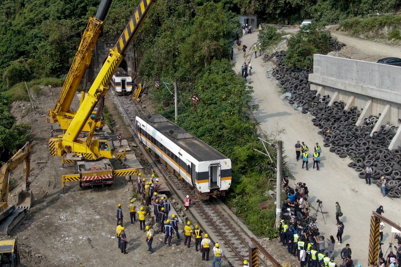 Räumarbeiten an der Unglücksstelle: Die Waggons, des verunglückten Zuges, die sich außerhalb des Tunnels befinden, werden zum Abtransport vorbereitet. (Foto: CNA)