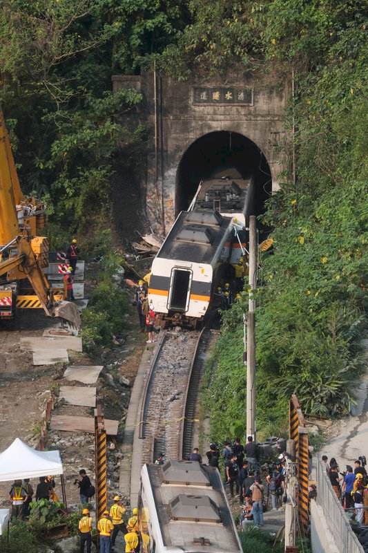 Räumarbeiten an der Unglücksstelle: Die Waggons, des verunglückten Zuges, die sich außerhalb des Tunnels befinden, werden zum Abtransport vorbereitet. (Foto: CNA)