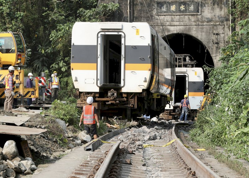 Räumarbeiten an der Unglücksstelle: Die Waggons, des verunglückten Zuges, die sich außerhalb des Tunnels befinden, werden zum Abtransport vorbereitet. (Foto: CNA)