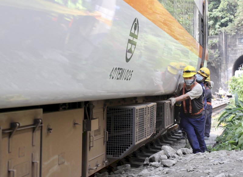 Räumarbeiten an der Unglücksstelle: Die Waggons, des verunglückten Zuges, die sich außerhalb des Tunnels befinden, werden zum Abtransport vorbereitet. (Foto: CNA)