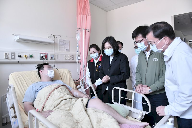 Präsidentin Tsai Ing-wen hat heute in Hualien Patienten besucht, die gestern bei dem schweren Zugunglück verletzt wurden. Sie informierte sich bei den zuständigen Ärzten auch über die Situation der Behandlung der Verletzten nach dem Zugunglück. (Foto: Landkreis Hualien, CNA)