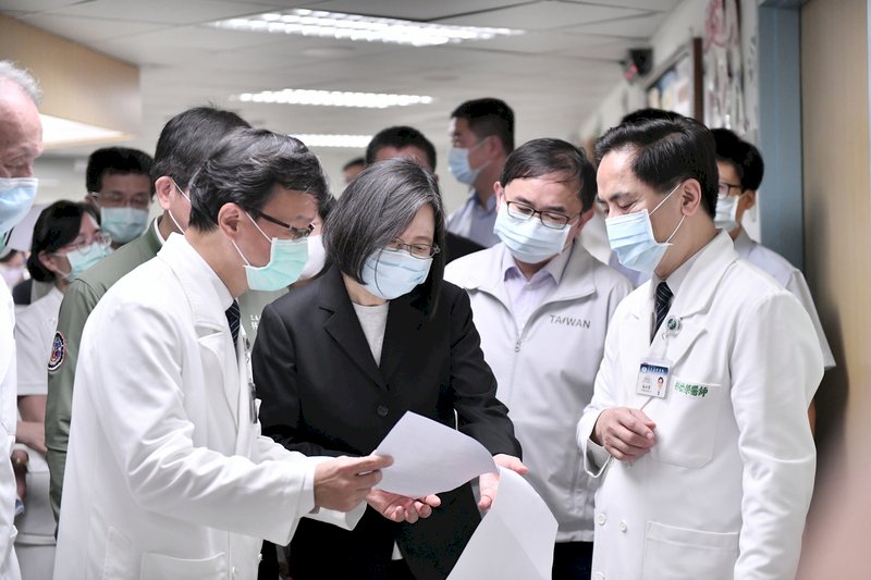 Präsidentin Tsai Ing-wen hat heute in Hualien Patienten besucht, die gestern bei dem schweren Zugunglück verletzt wurden. Sie informierte sich bei den zuständigen Ärzten auch über die Situation der Behandlung der Verletzten nach dem Zugunglück. (Foto: Landkreis Hualien, CNA)
