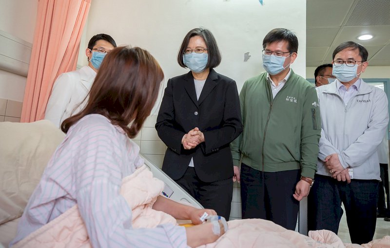 Präsidentin Tsai Ing-wen hat heute in Hualien Patienten besucht, die gestern bei dem schweren Zugunglück verletzt wurden. Sie informierte sich bei den zuständigen Ärzten auch über die Situation der Behandlung der Verletzten nach dem Zugunglück. (Foto: Landkreis Hualien, CNA)