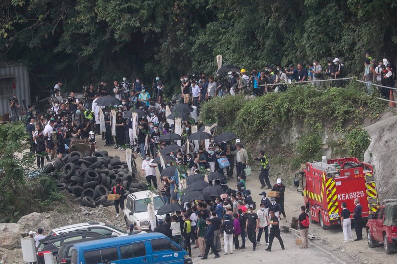 Zeremonie am Ort des Zugunglücks: Familienangehörige der bei dem gestrigen Zugunglück ums Leben Gekommenen begaben sich heute an die Unfallstelle. Gestern Vormittag entgleiste ein Taroko-Express in einem Tunnel im Landkreis Hualien in Osttaiwan. Dabei kamen nach bisherigen Angaben 51 Menschen ums Leben. Die Angehörigen führten an der Unglücksstelle eine Zeremonie durch, bei der die Seelen der Verstorbenen gerufen werden. Fotos: CNA