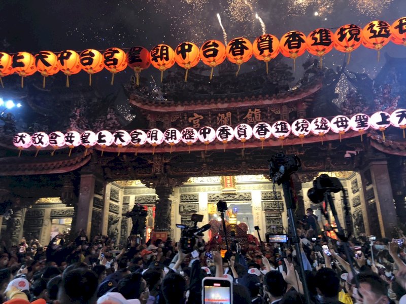 Prozession der Meeresgöttin Mazu des Jenn Lann Tempels in Dajia in Taichung: Die neuntägige Prozession führt über 340 Kilometer vom Jenn Lann Tempel zum Feng Tian Tempel im Landkreis Chiayi und wieder zurück. Die Mazu-Statue des Jenn Lann Tempels began ihre Reise in diesem Jahr am 9. April kurz nach 23:00 Uhr. (Foto: CNA)