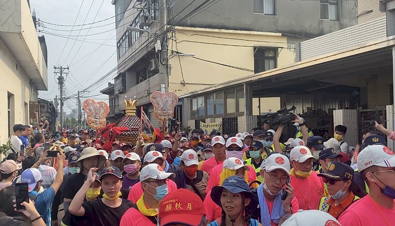 Prozession der Meeresgöttin Mazu des Jenn Lann Tempels in Dajia in Taichung: Die neuntägige Prozession führt über 340 Kilometer vom Jenn Lann Tempel zum Feng Tian Tempel im Landkreis Chiayi und wieder zurück. Die Mazu-Statue des Jenn Lann Tempels began ihre Reise in diesem Jahr am 9. April kurz nach 23:00 Uhr. (Foto: CNA)