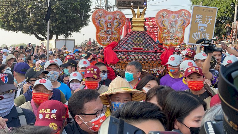 Prozession der Meeresgöttin Mazu des Jenn Lann Tempels in Dajia in Taichung: Die neuntägige Prozession führt über 340 Kilometer vom Jenn Lann Tempel zum Feng Tian Tempel im Landkreis Chiayi und wieder zurück. Die Mazu-Statue des Jenn Lann Tempels began ihre Reise in diesem Jahr am 9. April kurz nach 23:00 Uhr. (Foto: CNA)
