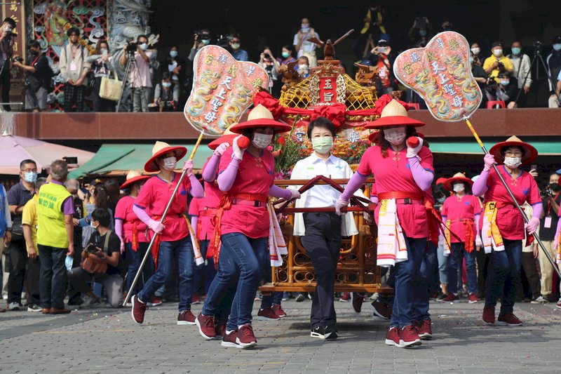 Prozession der Meeresgöttin Mazu des Jenn Lann Tempels in Dajia in Taichung: Die neuntägige Prozession führt über 340 Kilometer vom Jenn Lann Tempel zum Feng Tian Tempel im Landkreis Chiayi und wieder zurück. Die Mazu-Statue des Jenn Lann Tempels began ihre Reise in diesem Jahr am 9. April kurz nach 23:00 Uhr. (Foto: CNA)