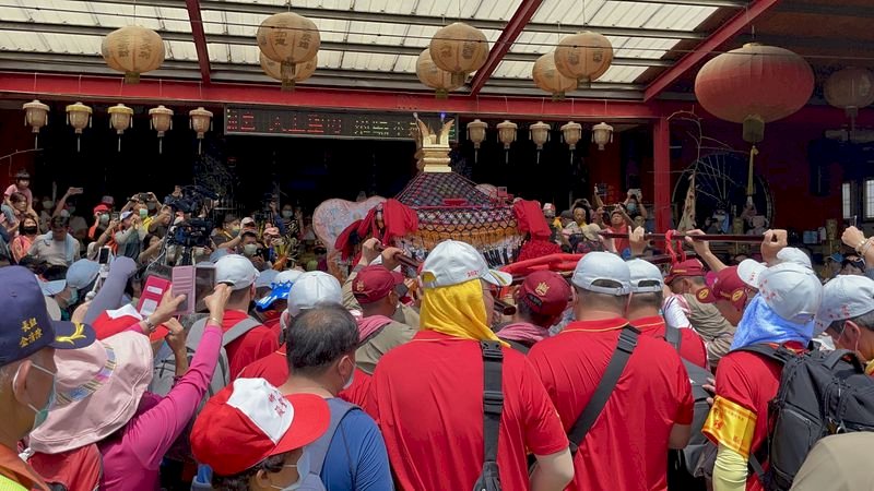 Prozession der Meeresgöttin Mazu des Jenn Lann Tempels in Dajia in Taichung: Die neuntägige Prozession führt über 340 Kilometer von Jenn Lann Tempel zum Feng Tian Tempel im Landkreis Chiayi und wieder zurück. Die Mazu-Statue des Jenn Lann Tempels began ihre Reise in diesem Jahr am 9. April kurz nach 23:00 Uhr. (Foto: CNA)