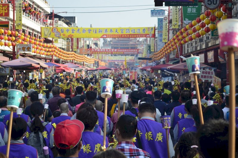 Prozession der Meeresgöttin Mazu des Jenn Lann Tempels in Dajia in Taichung: Die neuntägige Prozession führt über 340 Kilometer vom Jenn Lann Tempel zum Feng Tian Tempel im Landkreis Chiayi und wieder zurück. Die Mazu-Statue des Jenn Lann Tempels began ihre Reise in diesem Jahr am 9. April kurz nach 23:00 Uhr. (Foto: CNA)