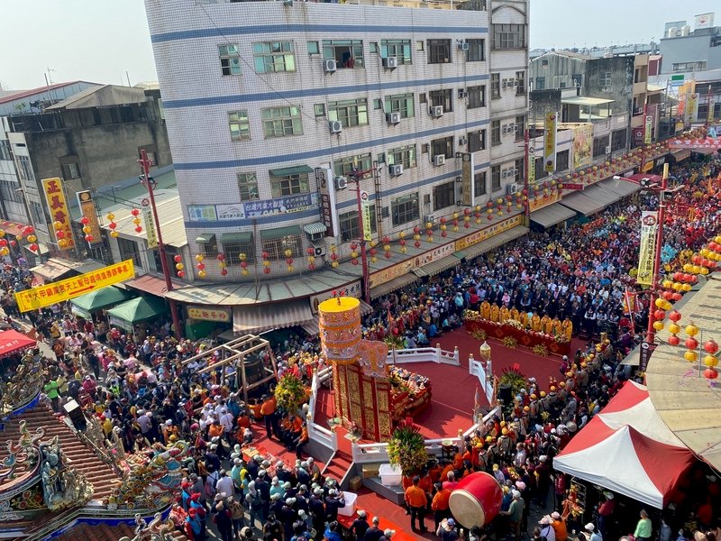 Prozession der Meeresgöttin Mazu des Jenn Lann Tempels in Dajia in Taichung: Die neuntägige Prozession führt über 340 Kilometer vom Jenn Lann Tempel zum Feng Tian Tempel im Landkreis Chiayi und wieder zurück. Die Mazu-Statue des Jenn Lann Tempels began ihre Reise in diesem Jahr am 9. April kurz nach 23:00 Uhr. (Foto: CNA)