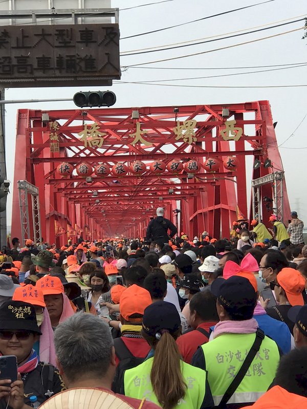 Prozession der Meeresgöttin Mazu des Jenn Lann Tempels in Dajia in Taichung: Die neuntägige Prozession führt über 340 Kilometer vom Jenn Lann Tempel zum Feng Tian Tempel im Landkreis Chiayi und wieder zurück. Die Mazu-Statue des Jenn Lann Tempels began ihre Reise in diesem Jahr am 9. April kurz nach 23:00 Uhr. (Foto: CNA)