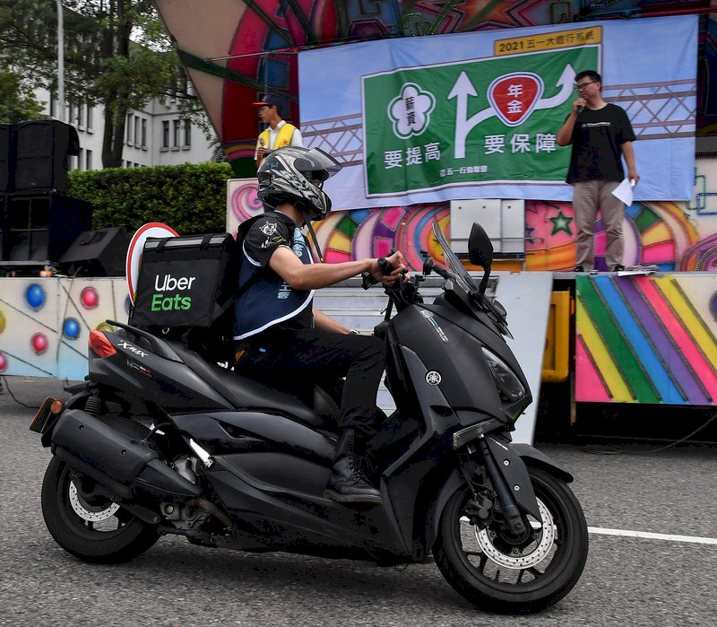 Beschäftigte beim Essenslieferservice Uber Eats fordern bei der Demonstration am Tag der Arbeit höhere Löhne und Rentenversicherung (Foto: CNA)