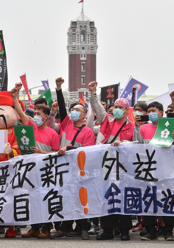 Beschäftigte beim Essenslieferservice Uber Eats fordern bei der Demonstration am Tag der Arbeit höhere Löhne und Rentenversicherung (Foto: CNA)