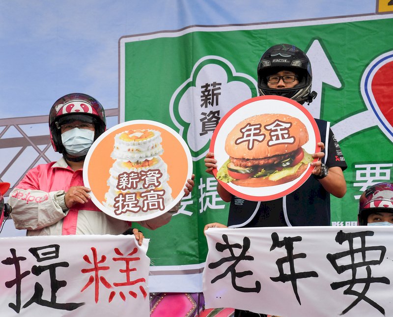 Beschäftigte beim Essenslieferservice Uber Eats fordern bei der Demonstration am Tag der Arbeit höhere Löhne und Rentenversicherung (Foto: CNA)