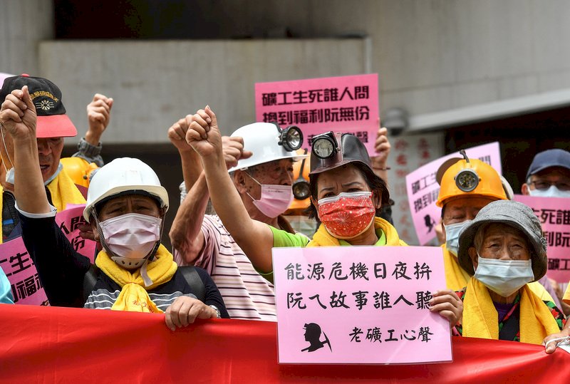 Auch Bergarbeiterinnen nehmen an der Demonstration am 1. Mai teil (Foto: CNA)