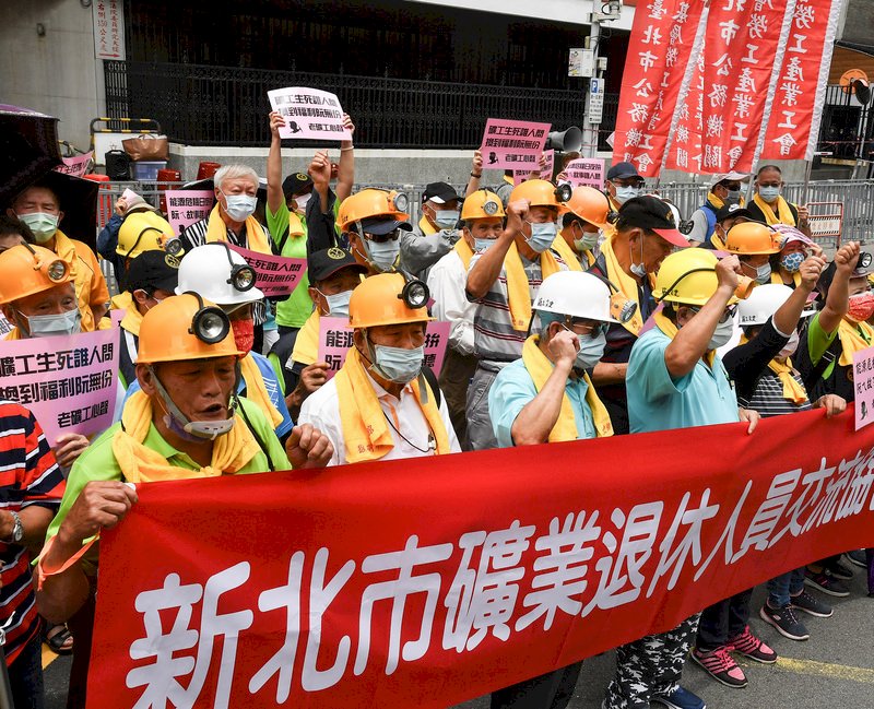 Bergarbeiter in Ruhestand von New Taipei City bei der Demonstration am 1. Mai (Foto: CNA)