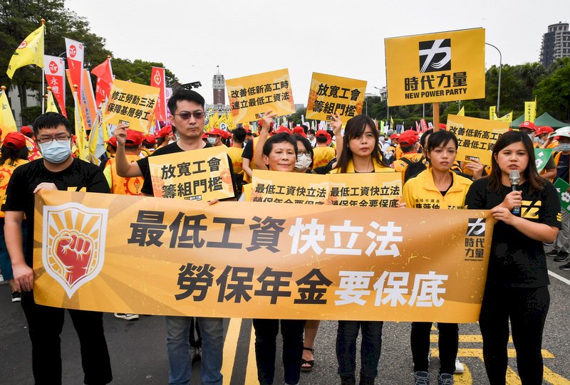 Vertreter der New Power Party bei der Arbeiterdemonstration am 1. Mai teil (Foto: CNA)