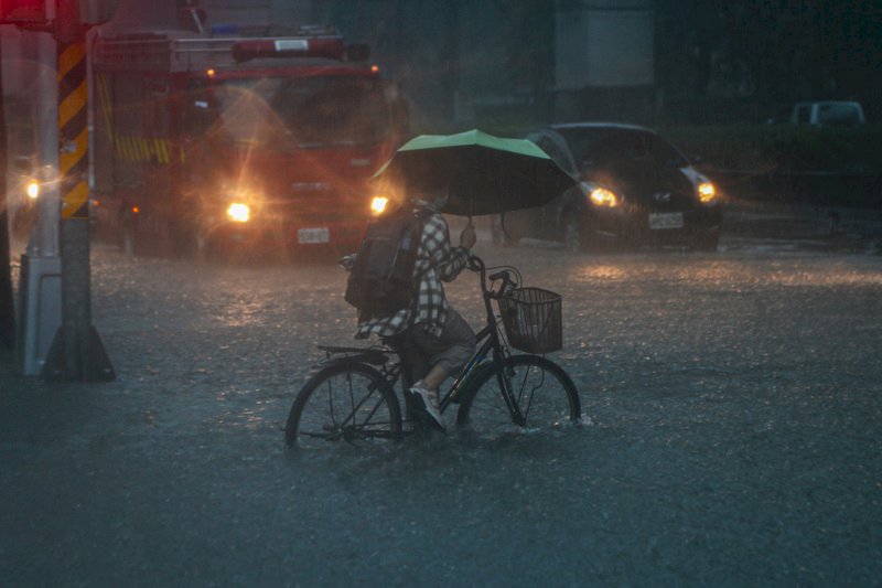 Starkregen verursachte am Freitag im Großraum Taipei mancherorts Überschwemmungen (Foto: CNA)