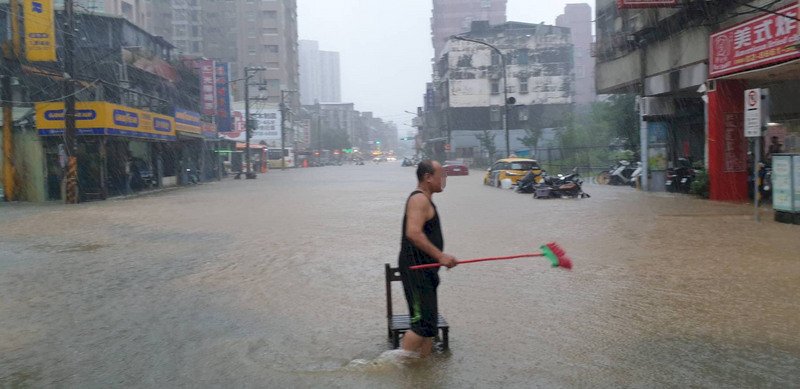 Starkregen verursachte am Freitag im Großraum Taipei mancherorts Überschwemmungen (Foto: CNA)