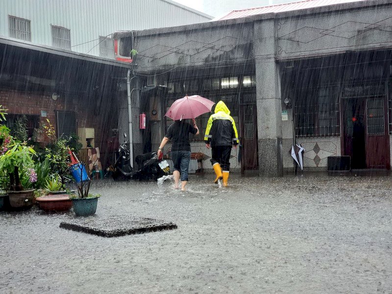 Starkregen verursachte am Freitag im Großraum Taipei mancherorts Überschwemmungen (Foto: CNA)
