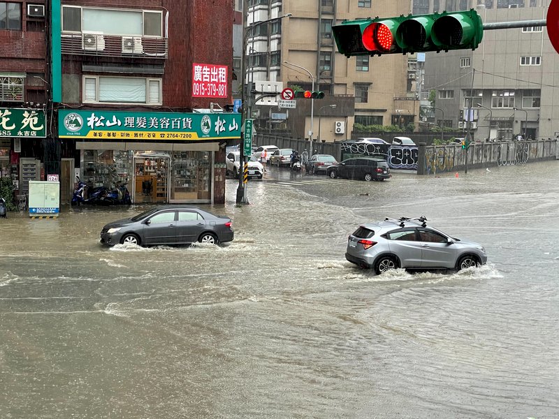 Starkregen verursachte am Freitag im Großraum Taipei mancherorts Überschwemmungen (Foto: CNA)