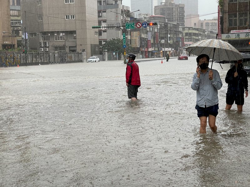Starkregen verursachte am Freitag im Großraum Taipei mancherorts Überschwemmungen (Foto: CNA)