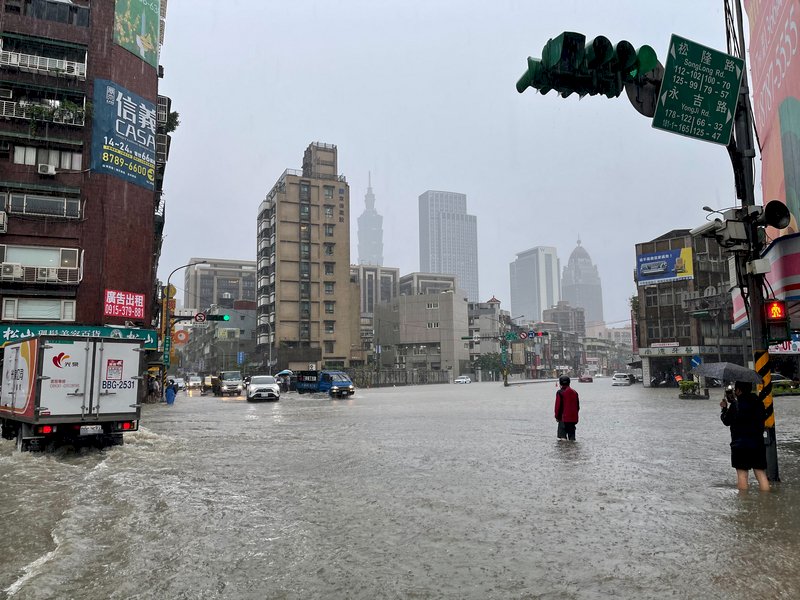 Starkregen verursachte am Freitag im Großraum Taipei mancherorts Überschwemmungen (Foto: CNA)