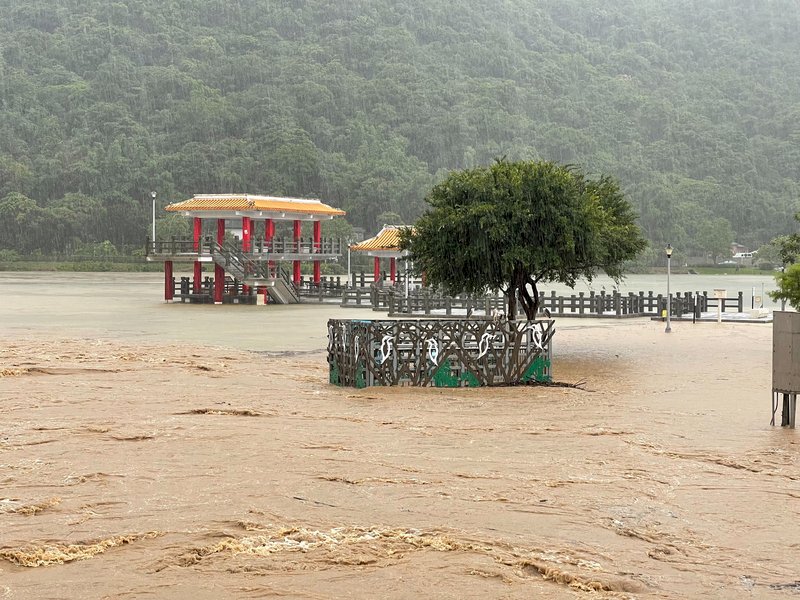 Starkregen verursachte am Freitag im Großraum Taipei mancherorts Überschwemmungen (Foto: CNA)