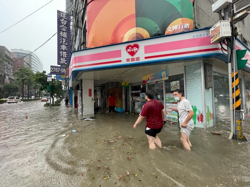 Starkregen verursachte am Freitag im Großraum Taipei mancherorts Überschwemmungen (Foto: CNA)