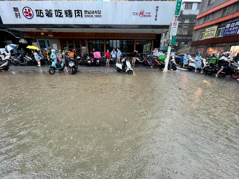 Starkregen verursachte am Freitag im Großraum Taipei mancherorts Überschwemmungen (Foto: CNA)