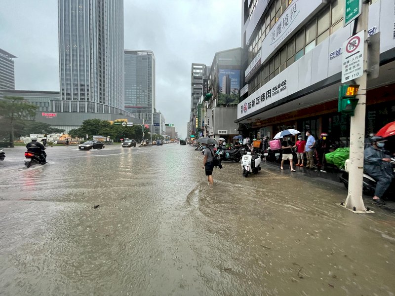 Starkregen verursachte am Freitag im Großraum Taipei mancherorts Überschwemmungen (Foto: CNA)