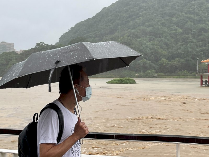 Starkregen verursachte am Freitag im Großraum Taipei mancherorts Überschwemmungen (Foto: CNA)