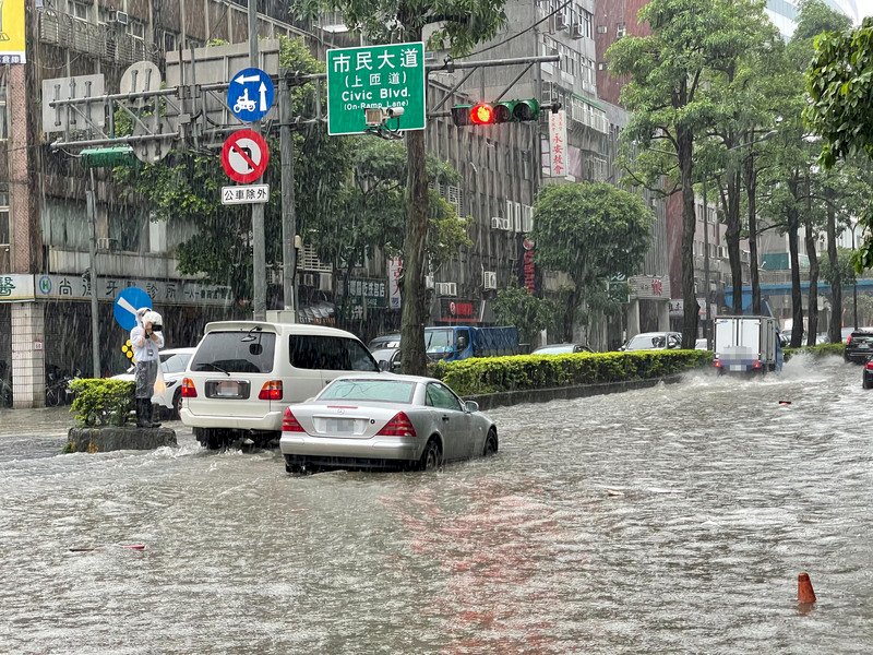 Starkregen verursachte am Freitag im Großraum Taipei mancherorts Überschwemmungen (Foto: CNA)