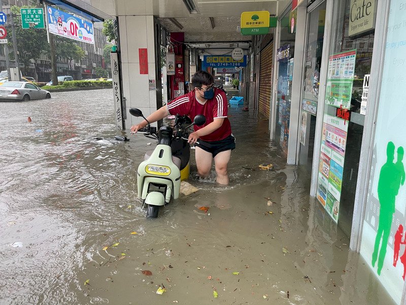 Starkregen verursachte am Freitag im Großraum Taipei mancherorts Überschwemmungen (Foto: CNA)