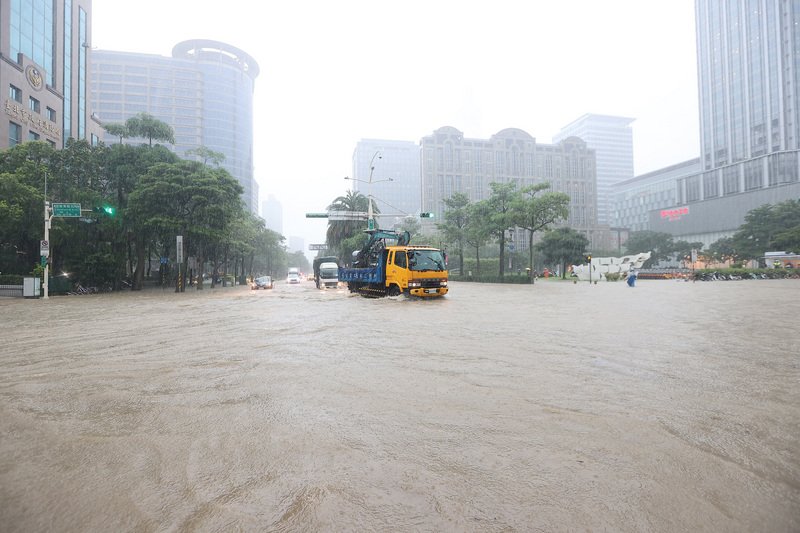 Starkregen verursachte am Freitag im Großraum Taipei mancherorts Überschwemmungen (Foto: CNA)