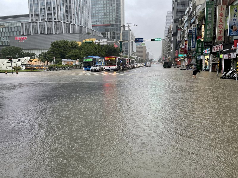 Starkregen verursachte am Freitag im Großraum Taipei mancherorts Überschwemmungen (Foto: CNA)