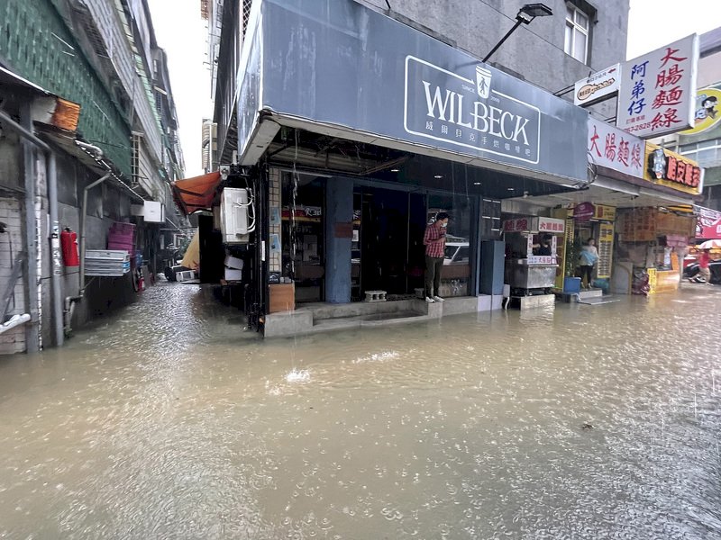 Starkregen verursachte am Freitag im Großraum Taipei mancherorts Überschwemmungen (Foto: CNA)