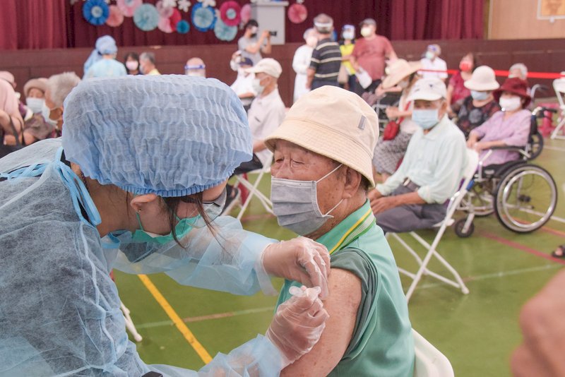 Gesundheitsminister: Senior*innen sollen weiter gegen COVID-19 geimpft werden