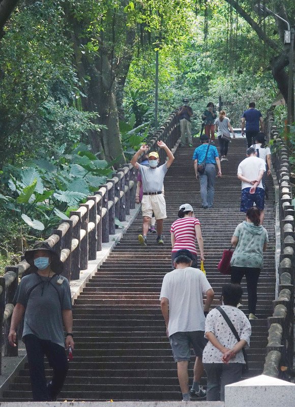 Rückläufiges Infektionsgeschehen und schönes Wetter: viele nutzen das Wochenende wieder für Ausflüge, Wanderungen oder einen Stadtbummel. (Foto: CNA)