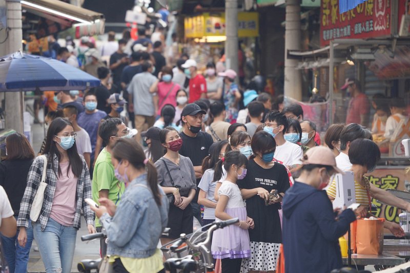 Rückläufiges Infektionsgeschehen und schönes Wetter: viele nutzen das Wochenende wieder für Ausflüge, Wanderungen oder einen Stadtbummel. (Foto: CNA)