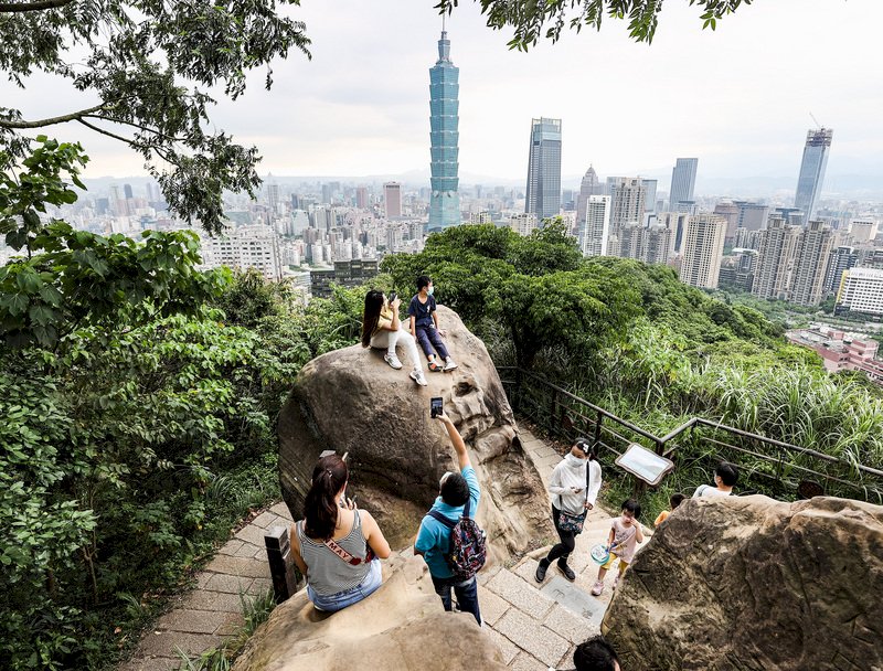 Rückläufiges Infektionsgeschehen und schönes Wetter: viele nutzen das Wochenende wieder für Ausflüge, Wanderungen oder einen Stadtbummel. (Foto: CNA)