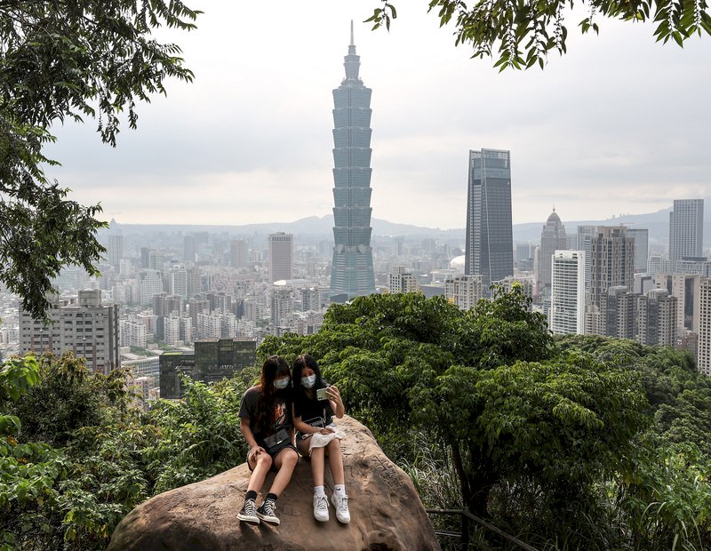 Rückläufiges Infektionsgeschehen und schönes Wetter: viele nutzen das Wochenende wieder für Ausflüge, Wanderungen oder einen Stadtbummel. (Foto: CNA)