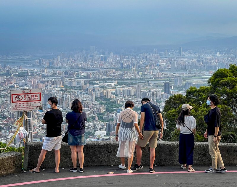 Rückläufiges Infektionsgeschehen und schönes Wetter: viele nutzen das Wochenende wieder für Ausflüge, Wanderungen oder einen Stadtbummel. (Foto: CNA)