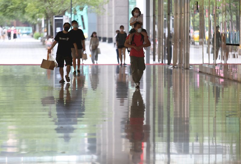 Rückläufiges Infektionsgeschehen und schönes Wetter: viele nutzen das Wochenende wieder für Ausflüge, Wanderungen oder einen Stadtbummel. (Foto: CNA)