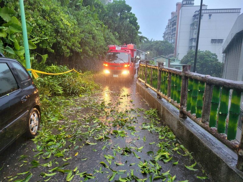 Die Feuerwehr räumt in Beitou eine durch einen Erdrutsch blockierte Straße (Foto: CNA)