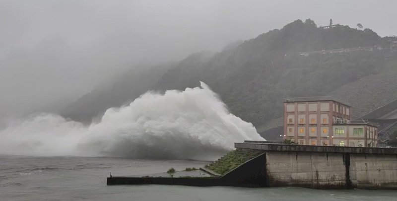 An der Shimen-Talsperre wird Wasser abgelassen (Foto: CNA)